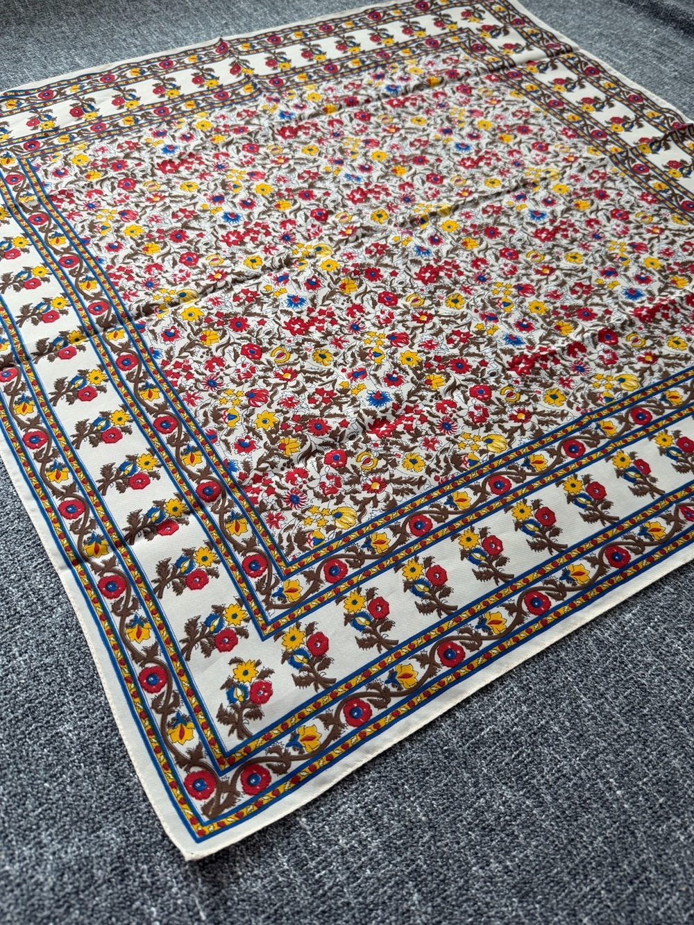 🌼Morsly Floral Printed Beige Scarf. Made in Italy, 26 x 26, 100% Polyester - Picture 5 of 12